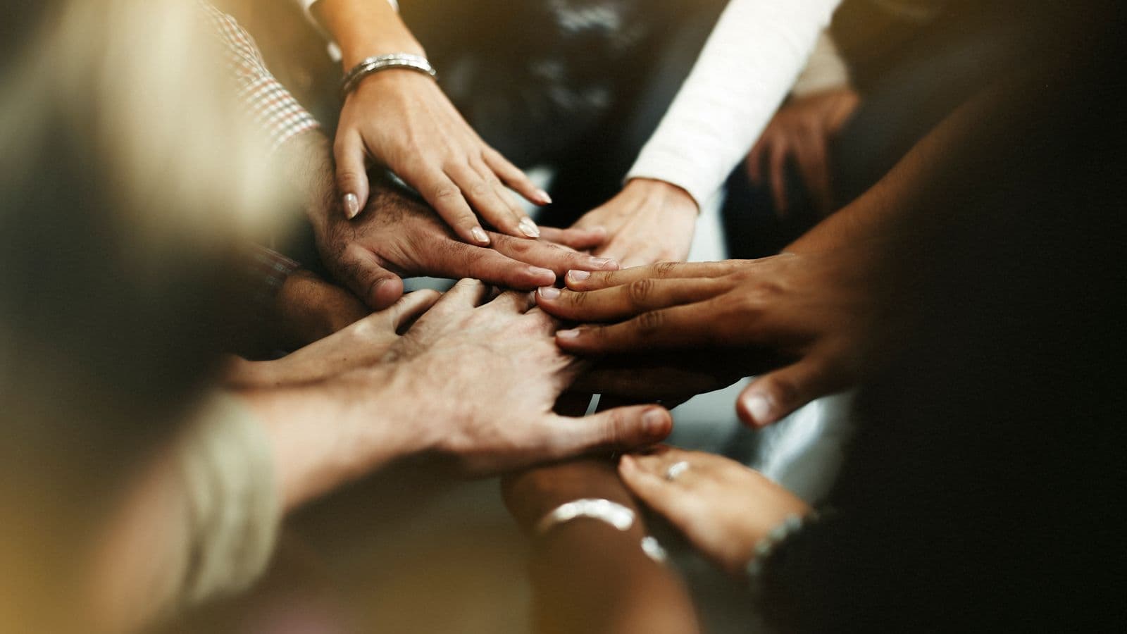 Des mains unies symbolisant la solidarité et l'engagement collectif pour l'éducation